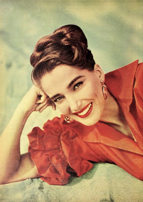 Julie Adams (born Betty May Adams; October 17, 1926, Died: February 3, 2019) was an American actress, billed as Julia Adams toward the beginning of her career, primarily known for her numerous television guest roles. She starred in a number of films in the 1950s, including Bend of the River (1952), in which she acted opposite James Stewart, and Creature from the Black Lagoon (1954) Julia Adams, Adams Movie, Julie Adams, Angela Lansbury, The Virginian, Raquel Welch, February 3, Actrices Hollywood, Gone With The Wind