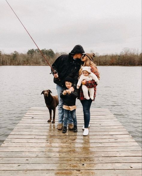 Cute Families Goals, Family Country Pictures, Ranch Life Aesthetic Couple, Country Lifestyle Aesthetic Family, Cute Country Family Photos, Dream Life Aesthetic Family Country, Western House Outside, Future Life Country, Future Country Family Goals