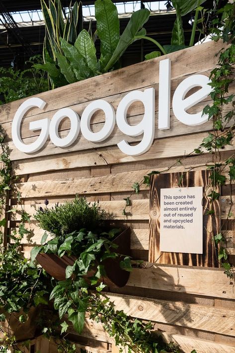 Explore our sustainable events and learn more about the way we integrate sustainability into Google products and services. Corporative Events, Sustainable Event, Google Event, Event Booth Design, Stand Feria, Corporate Events Decoration, Trade Show Design, Corporate Event Design, Green Event