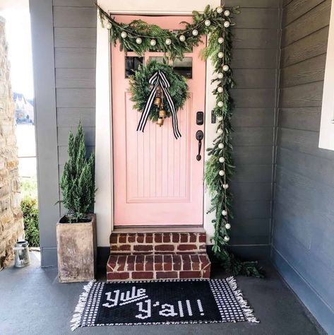 20 Brilliant And Inspiring Christmas Front Porch Decor Ideas To DIY Christmas Front Porch Decor Ideas, Best Outdoor Christmas Decorations, Christmas Front Porch Decor, Winter Front Porch Ideas, Porch Trees, Small Porch Decorating, Rustic Front Porch, Front Porch Decor Ideas, Diy Front Porch