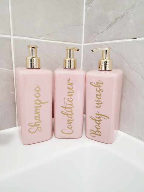 Mrs Hinch inspired reusable bottles, pink square pump bottles, shampoo, conditioner, bathroom accessories, soap dispenser, 500ml bottles These gorgeous Mrs Hinch inspired reusable pump bottles are the perfect addition to any bathroom. In a gorgeous pink square bottle these reusable dispensers hold up to 500ml and come with a gold pump top. They can be made with any wording of your choice making them ideal for storing any liquids around the house. Just leave a note of the wording you want in the Pink And Gold Bathroom Accessories, Pink Accent Bathroom Ideas, Pink Bathroom Ideas Decor Girly, Cute Shampoo Bottles, Pink And Gold Bathroom Decor, Glam Bathroom Decor Luxury, Rose Gold Bathroom Decor Ideas, Pink And Gold Bathroom Ideas, Pink Boho Bathroom