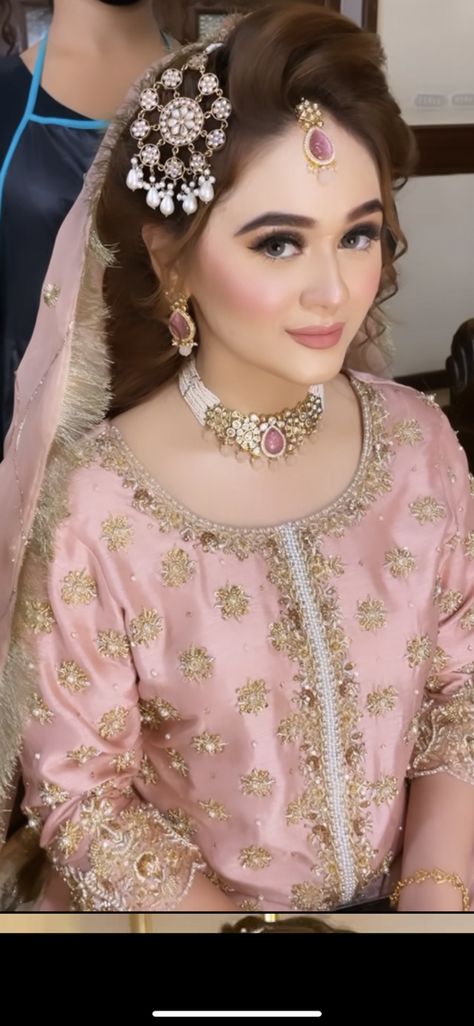 Makeup With Light Pink Dress, Simple Pakistani Bridal Look, Walima Bride Makeup, Makeup For Light Pink Dress, Peach Dress Makeup, Nikah Makeup Look, Light Pink Bridal Makeup, Nikah Makeup, Pink Dress Makeup Ideas