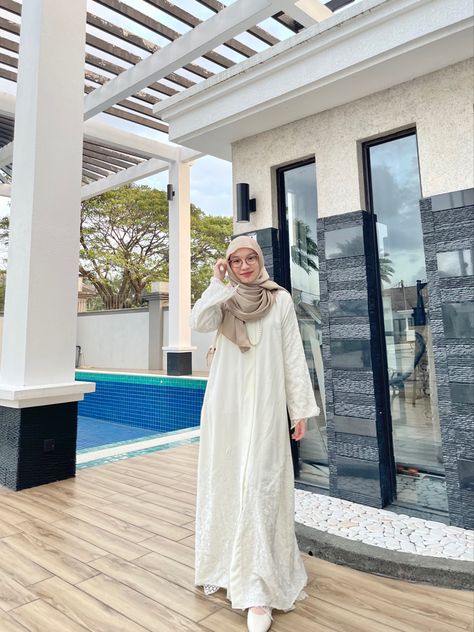 White Abaya For Umrah, White Abaya Outfit, Abaya Outfit Ideas, White Abaya, Abaya Outfit, Glamour Outfit, Muslim Outfits Casual, Casual Hijab, Casual Hijab Outfit