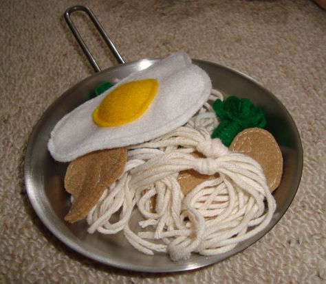 play noodles made using cream and white knitting yarn tied together in the middle! Broccoli Noodles, Brown Braids, Felt Food Diy, Felt Food Patterns, Felt Play Food, Pretend Food, Homemade Toys, Food Patterns, Toy Food