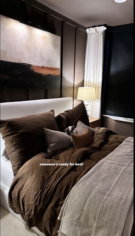 Light Brown Room Decor, Chocolate Brown Room Decor Bedroom, Brown Sheets Aesthetic, Black And Brown Home Aesthetic, Beige And Black Bedding, Black Bed Sheets Room Ideas, High Headboard Decor Ideas, Dark Bedding Bedroom, Brown Bedding Aesthetic