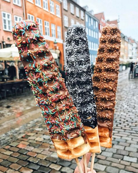 11.5k Likes, 142 Comments - @foodwithmichel on Instagram: “More waffles! 😂 Waffle sticks in Copenhagen! 🇩🇰 Milk chocolate with sprinkles, dark chocolate with…” Waffle Pops, Waffle Sticks, Trendy Food, Tumblr Food, Bubble Waffle, Milk Shakes, Food Goals, Cute Desserts, Yummy Food Dessert