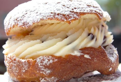 Step aside, Cronut. Frangelli’s Bakery created a donut-cannoli hybrid called the Donnoli. Yummy Pastries, Bakery Goodies, Cake Styles, Donut Filling, Philadelphia Recipes, Dream Bakery, Philly Style, Philly Food, Italian Pastries