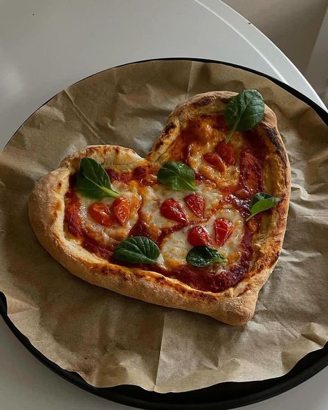 Pizza Vegetariana, Heart Shaped Pizza, Vegetarian Pizza, Food Therapy, Think Food, Snacks Für Party, Food Obsession, Cafe Food, Pretty Food