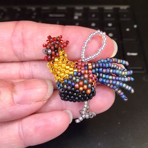 3d Beaded Chicken Pattern, Seed Bead Jewelry Patterns, Seed Bead Crafts, Bead Weaving Tutorials, Bead Sewing, Beaded Jewlery, Bead Charms Diy, Beaded Crafts, Beaded Bracelet Patterns