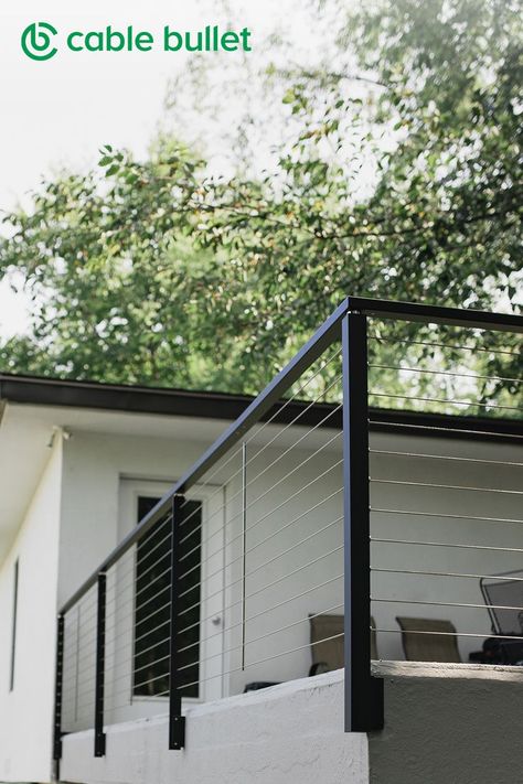 Metal Wire Deck Railing, Ballustrade Metal Exterior, Black Wire Railing Deck, Minimalist Deck Railing, Ballistrades Ideas Outdoor, Modern Metal Railing Exterior, Metal Railing Deck, Black Railing Balcony, Steel Cable Deck Railing