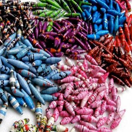 Passo a passo de bijuterias de papel - Papel - Arte Reciclada Paper Beads Tutorial, Paper Beads Diy, Make Paper Beads, Quill And Ink, Rolled Paper Art, Youngest Daughter, Paper Bead Jewelry, Make Paper, Fabric Beads