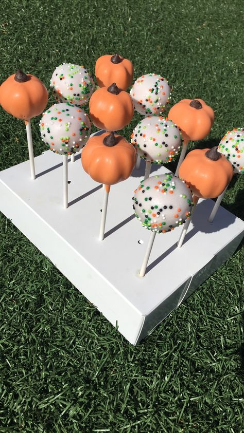 Pumpkin cake pops by NeniSweetPops @instagram Halloween Cake Pops Pumpkin, Cake Pops Fall Theme, Pumpkin Shaped Cake Pops, Fall Themed Cake Pops, Diy Halloween Cake Pops, Fall Cake Pops Ideas, Spooky Cake Pops, Cake Pops Fall, Halloween Cake Pops Ideas