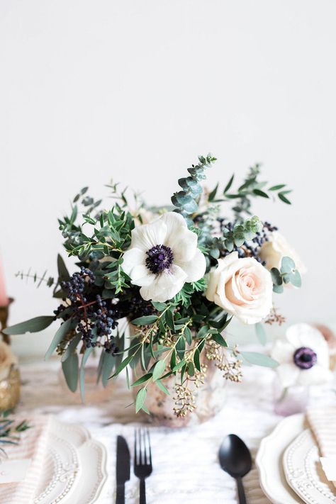 White Wedding Flower Arrangements, Spring Flower Arrangements Centerpieces, White Flower Arrangements, Spring Flower Arrangements, Christmas Floral Arrangements, White Wedding Flowers, Flower Centerpieces Wedding, Deco Floral, Wedding Flower Arrangements