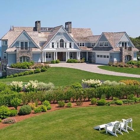 Preppy House, Mansion Exterior, Hampton House, Luxury Inspiration, Dream Beach Houses, Home Goals, Hamptons House, Luxury Homes Dream Houses, Dream House Interior