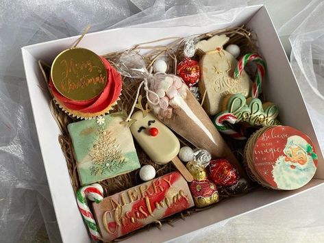 Holiday Dessert Box Ideas, Christmas Treat Boxes Ideas Cakes, Christmas Dessert Boxes, Christmas Sweet Box Ideas, Hot Chocolate And Marshmallows, Christmas Treats For Gifts, Graze Box, Christmas Treats Boxes, Dessert Box