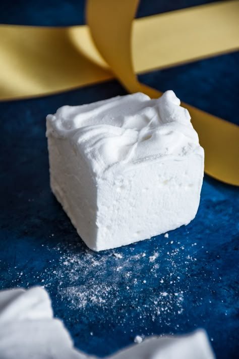 Christmas Confectionary, Fancy Marshmallows, Crunchy Food, Big Marshmallows, Marshmallow Recipes, Homemade Marshmallow Recipe, Marshmallow Recipe, Homemade Marshmallow, Marshmallow Cream