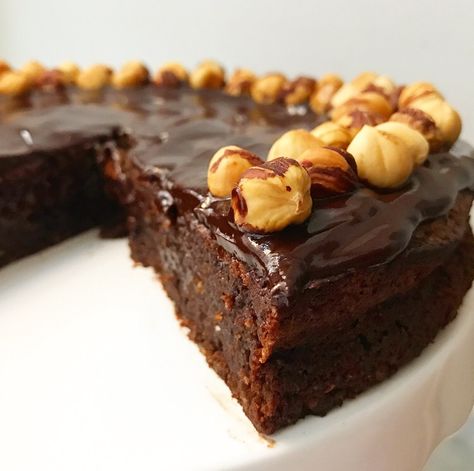 Flourless Chocolate Hazelnut Cake Choc Hazelnut Cake, Hazelnut Baking Recipes, Hazelnut Dessert Recipes, Hazelnut Dessert, Lemon Cake Easy, Chocolate Hazelnut Cake, Lemon And Coconut Cake, Flourless Cake, Hazelnut Cake