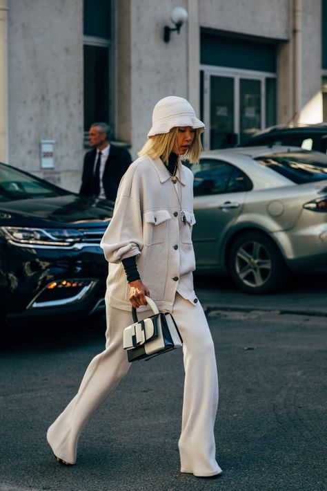 Paris Fashion Week Day 2 Beige Outfit, Paris Mode, Berlin Fashion, Looks Street Style, Women Street, Fashion Weeks, Outfits Winter, Street Style Inspiration, Mode Inspo