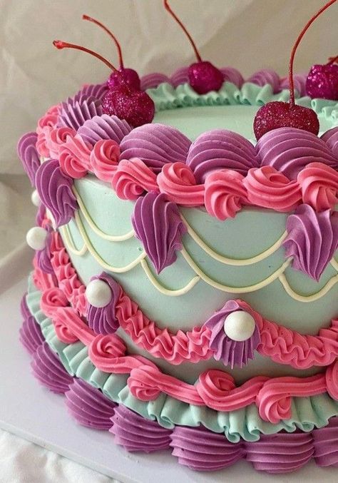 Retro Cake Design, Fake Cake Ideas, Vintage Cakes Birthday, Vintage Cake Aesthetic, Y2k Cake, Retro Birthday Cake, Traditional Birthday Cake, Retro Cakes, Heart Cake Designs