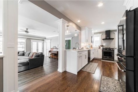 Kitchen With Columns Load Bearing Wall, Closed Concept Kitchen, Half Open Kitchen, Kitchen Partition Design, Wall Between Kitchen And Living Room, Open Kitchen Partition Ideas, Kitchen Partition Ideas, Kitchen Columns, Open Concept Kitchen Living Room Layout