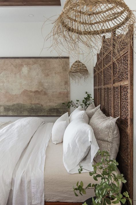 Morrocon Boho Bedroom, Morroco Aesthetic Bedroom, Tulum Style Bedroom, Moraccon Theme Bedroom, Spanish Interior Design Bedroom, Moroccan Screen, Moroccan Headboard, Modern Moroccan Bedroom, Moroccan Bedding