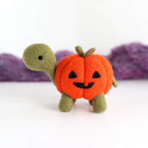 Needle felted figurines are released in small ready-to-ship batches one to two times a month Needle Felting Turtle, 3d Needle Felting, Fall Felting Ideas, Needle Felted Ideas, Halloween Needle Felting Ideas, Halloween Needle Felting, Felted Turtle, Needle Felting Ideas, Wool Felting Animals