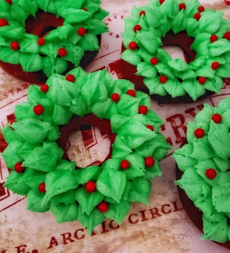 Donut Wreath, Nutella Peanut Butter, Puff Pastry Recipes Dessert, Puff Pastries, Peanut Butter Nutella, Christmas Donuts, Butter Mints, Puff Pastry Desserts, Wreath Cookies