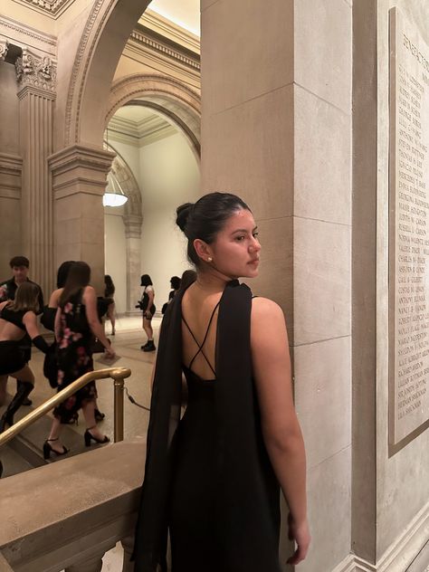 Museum date night while wearing a long black dress with a matching long scarf Long Classy Dresses, Black Dress Aesthetic, Museum Date, Dress Scarf, Night At The Museum, Elegant Aesthetic, Dress Aesthetic, Long Black Dress, Virtual Closet