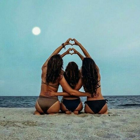 Fun Beach Pictures, Group Picture Poses, Cute Beach Pictures, Sisters Photoshoot Poses, Photos Bff, Sister Pictures, Sisters Photoshoot, Summer Picture Poses, Shotting Photo