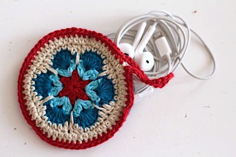 My Rose Valley: My latest crochet obsession--Earbud pouch Crochet Earbud Pouch Free Pattern, Crochet Ear Bud Holder Pattern Free, Crochet Earbud Pouch, Crochet Earbud Case, Crochet Mini Pouch, Crochet Small Bag, Earbud Pouch, Crochet Craft Fair, Carrier Pattern