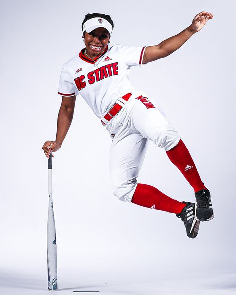 College Sports Media Day Poses, Softball Media Day Poses Funny, Media Day Softball Poses, Baseball Media Day, Baseball Media Day Poses, Softball Pictures Poses Individual, Softball Aesthetic Pictures, Softball Media Day Poses, Softball Photoshoot Ideas