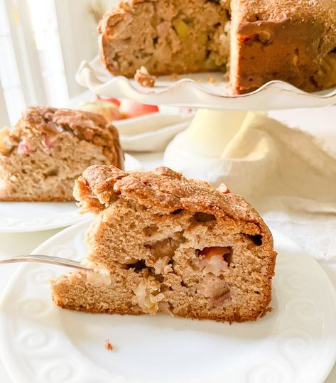 Easy and Healthy Apple Cake – Paleo Friendly – Food Play Go Paleo Apple Cake, Healthy Apple Cake, Apple Cake Recipe Easy, Pumpkin Pancakes Easy, Healthy Fall Desserts, Spiced Applesauce, Irish Apple Cake, Paleo Apple, Apple Cakes