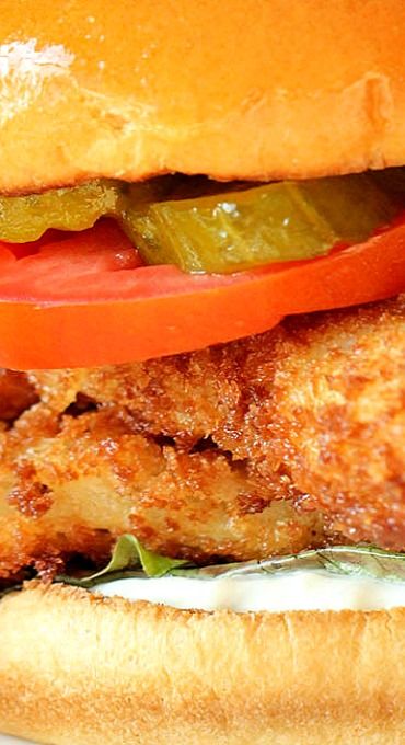 Fried Grouper Sandwich, Crispy Fish Sandwich, Cod Pieces Recipe, Fried Fish Sandwich Recipes, Cod Fish Sandwich, Easy Fried Fish, Best Fried Fish, Fried Grouper, Fish Burger Recipe