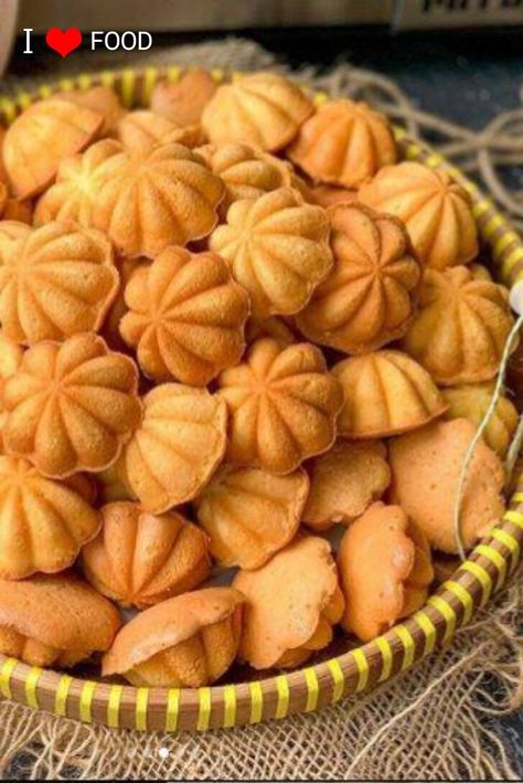 Often called Malaysian madeleines, these traditional sponge cakes are commonly enjoyed on various special occasions such as Chinese New Year and Eid al-Fitr (Hari Raya), which marks the end of Ramadan. They come in many different sizes and shapes, but the most popular are the small-sized buttons (bahulu-cermai) and goldfish (bahulu-ikan). Nowadays, these traditional treats come in many flavors that often include fruit, pandan, or chocolate. Malay Dessert, Exotic Desserts, End Of Ramadan, Sponge Cakes, Henna Party, Eid Al Fitr, Hari Raya, Sponge Cake, Cookies Recipe