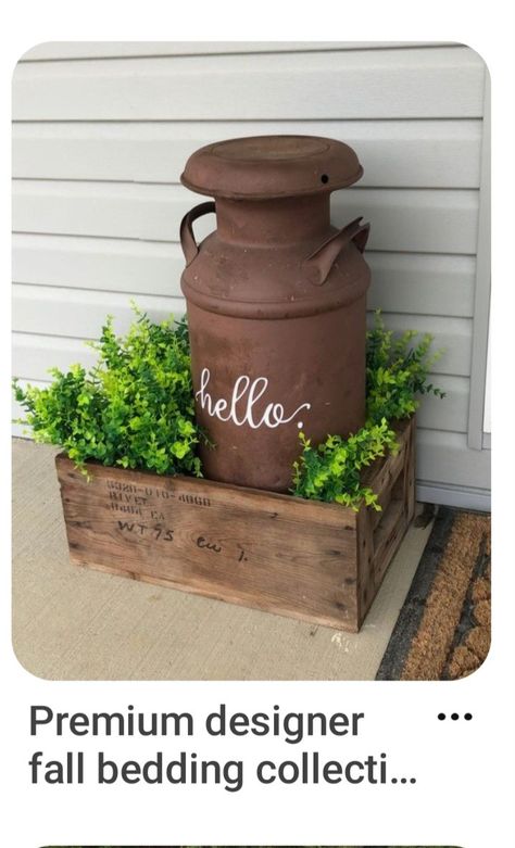 Porch Floral Ideas, Decorate Milk Cans, Milk Can Diy Projects, Farm Decor Outside, Farm Porch Decor, Front Porch Ideas With Milk Can, Front Yard Landscaping Rustic, Farmhouse Milk Can Ideas, Milk Jug Porch Decor