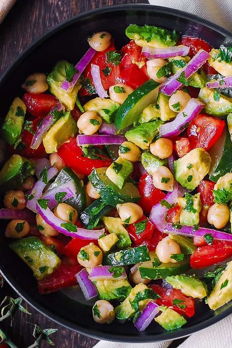 Chickpea Salad with Avocado, Tomato, Cucumber Healthy Chickpea Salad, Avocado Dessert, Plats Healthy, Salad With Avocado, Tomato Cucumber, Avocado Tomato, Chickpea Salad, Avocado Salad, Veg Recipes