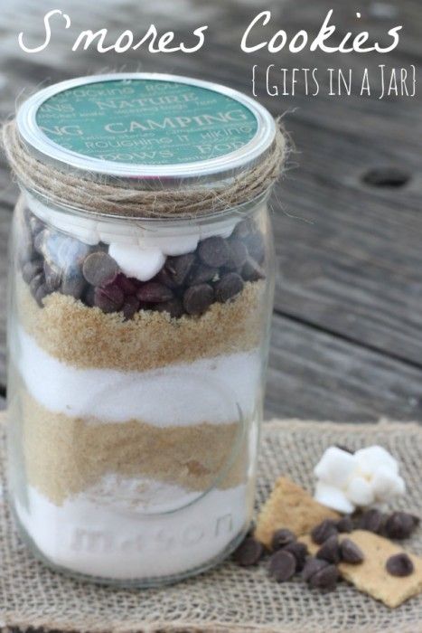 Stick to your budget this holiday season with simple homemade gifts like this S'mores Cookies in a Jar with FREE printable. It is an inexpensive homemade gift option that will show how much you care. Plus, this is a  delicious cookie recipe! AD Homemade Flavorings, Meal Jars, Mason Jar Cookie Recipes, Jar Mixes, Mason Jar Cookies Mix, Jar Desserts, Jar Cookies, Wedding Settings, Jars Ideas