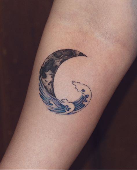 Moon & Wave tattoo, Yin and Yang                        #moontattoo #wavetattoo #illustrativetattoo #naturetattoo #yinyangtatto #yinandyangtattoo #yingandyang #moonwave #moonandwave #colortattoo #blackworktattoo Moon Nature Tattoo, Moon Waves Tattoo, Moon Wave Tattoo, Fine Line Wave Tattoo, Upper Thigh Tattoos, Half Sleeve Tattoos Forearm, Moon Nature, Tattoo Moon, Stars Tattoo