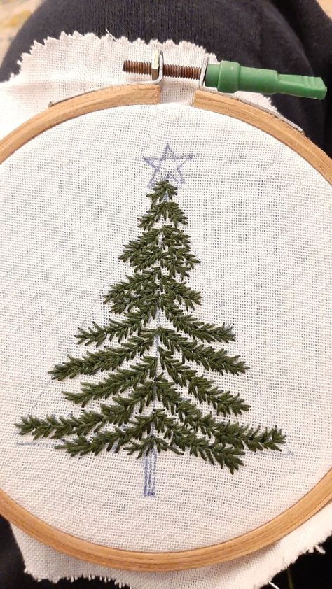 Embroidery Christmas Ornaments, Towel Embroidery Designs, Tea Towels Embroidery, Embroidered Christmas Ornaments, Redwork Patterns, Christmas Tree Embroidery, Winter Embroidery, Tree Embroidery, Christmas Embroidery Patterns