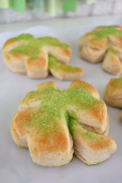 shamrock biscuits St Patricks Breakfast, St Patrick's Day Food Ideas, St Patrick's Day Food, Irish Recipes Authentic, Colorful Breakfast, Rainbow Waffles, Butternut Squash Mac And Cheese, Irish Cuisine, Bangers And Mash