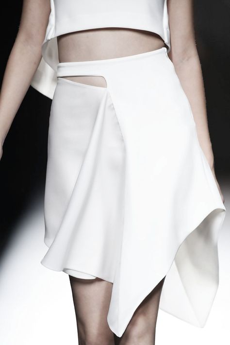 Asymmetric skirt with cutout Madrid Fashion, Geometric Fashion, Futuristic Fashion, White Fashion, Minimal Fashion, Fashion Details, Skirt Fashion, Minimalist Fashion, Runway Fashion