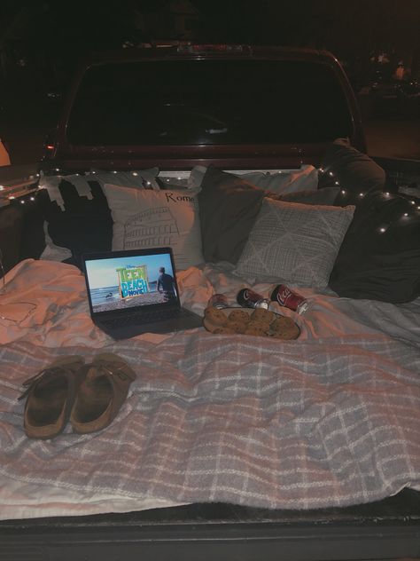 Truck Dates Under The Stars, Outdoor Movie Date Night Truck, Pick Up Truck Date Night, Sunset Truck Bed Date, Tailgate Date Night Trucks, Trunk Movie Night, Trunk Date Night Car, Pick Up Truck Date, Pickup Truck Date