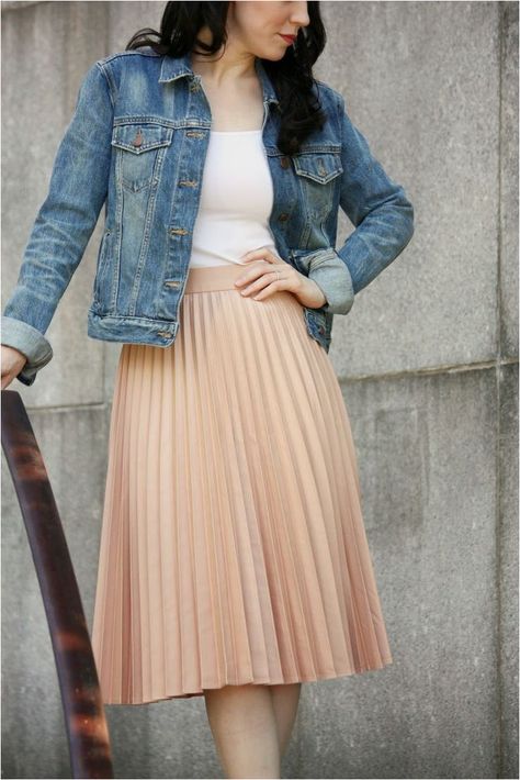 Peach Pleated Skirt Outfit, Peach Skirt Outfit, Pleated Midi Skirt Outfit, Ankara Skirt Styles, Petite Midi Skirt, Peach Skirt, Pleated Skirt Outfit, Color Combos Outfit, Minimalist Fashion Women