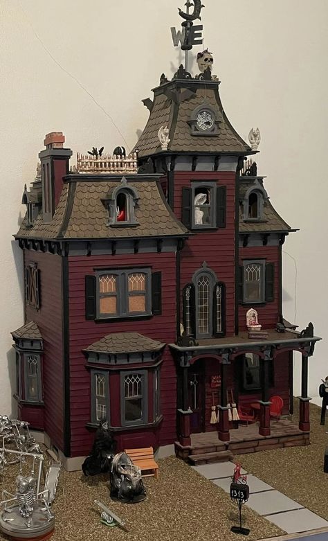 Haunted Doll House Ideas, Gothic Doll House Diy, Diy Miniature Haunted House, Halloween Dolls House, Haunted House Layout, Goth Doll House, Bloxburg Haunted House, Haunted House Bloxburg, Spooky Dollhouse Diy