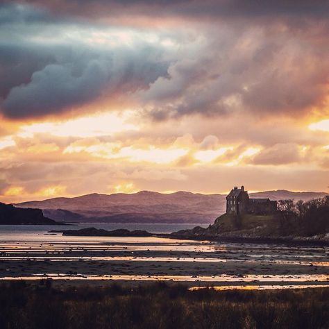 Duntrune castle. Dark Mansion Aesthetic, Welsh Castles, Great Scot, Scotland Castles, House By The Sea, Scotland Highlands, Scottish Castles, Countries To Visit, Architecture Old