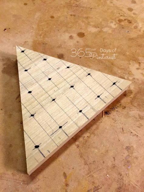 Diy Wooden Games, Triangle Game, Scrabble Letter Crafts, Peg Game, Board Game Template, Diy Yard Games, Pig Crafts, Wooden Board Games, Diy Puzzles