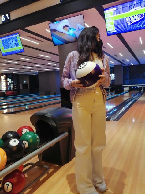 Bowling Outfit Ideas Summer, Summer Bowling Outfit, Bowling Aesthetic Pictures, Bowling Outfit Aesthetic, Bowling Outfit Ideas, Bowling Photography, Bowling Date Outfit, Bowling Aesthetic, Bowling Outfit