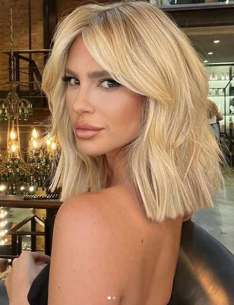 Haircuts Short Curtain Bangs, Blonde Hair Medium Length Bangs, Long Lob Haircut With Curtain Bangs, Blonde Lob Hair 2023, Medium Haircut 2023 Trends Women, Blonde Lob With Layers, Blonde Hair With Layers Short, Blonde Lob With Bangs Fine Hair, Long Lob With Curtain Bangs