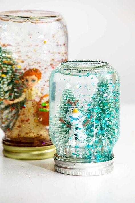 Homemade Snowglobe Ornaments, Mason Jar Snow Globes Diy, Diy Crafts For Family, Lighted Snow Globes Diy, Christmas Crafts For Elderly To Make, Galaxy Snow Globe Diy, Diy Winter Snow Globe, Small Christmas Diy Crafts, Diy Ornaments With Kids