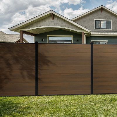 Composite Fence Ideas, Modern Backyard Fence, Modular Fencing, Modern Privacy Fence, Wood Grain Vinyl Fence, Trex Fencing, Brown Fence, Modern Wood Fence, Modern Yard